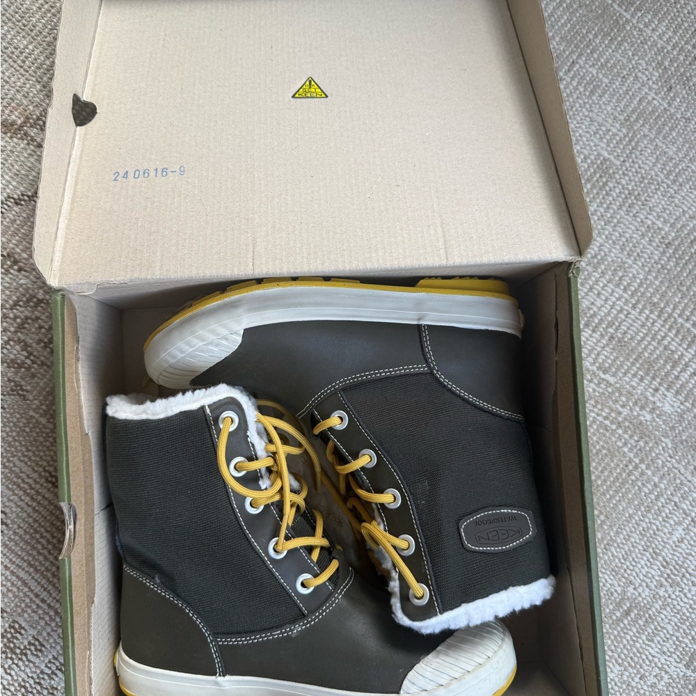 Keen Premium Waterproof Elsa Boot in Beluga temp rating -4°F size 6.5 womens